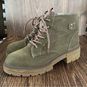 Olive Green Lace-Up Ankle Boots Jellypop Nubuck Boot in olive sz 9.5